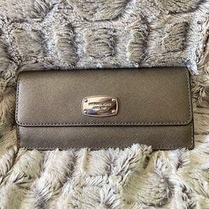 Cute Sliver/Gray Michael Kors wallet!